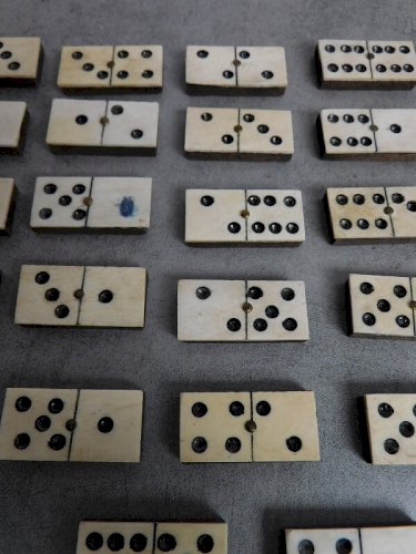 LOT DE 27 DOMINOS ANCIENS