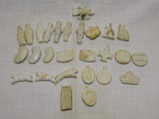 -LOT de 27 FEVES PORCELAINE BISCUIT EMAILLE 1ére EPOQUE COLLECTION VITRINE