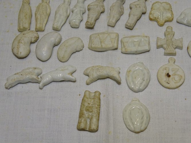 -LOT de 27 FEVES PORCELAINE BISCUIT EMAILLE 1ére EPOQUE COLLECTION VITRINE