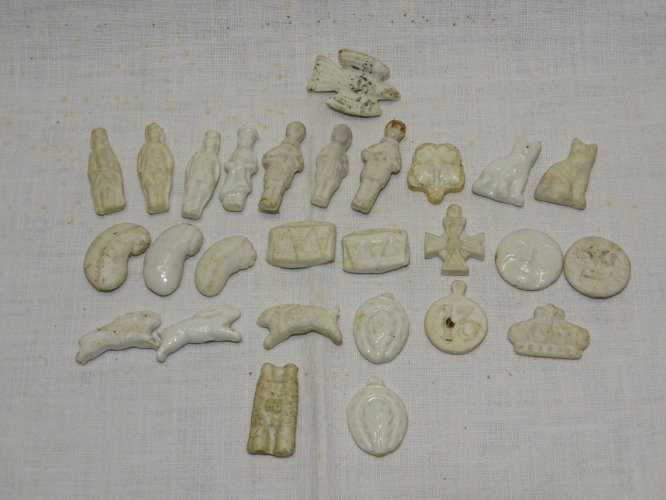 -LOT de 27 FEVES PORCELAINE BISCUIT EMAILLE 1ére EPOQUE COLLECTION VITRINE