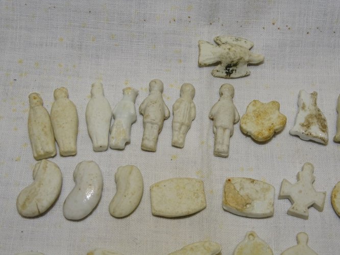 -LOT de 27 FEVES PORCELAINE BISCUIT EMAILLE 1ére EPOQUE COLLECTION VITRINE