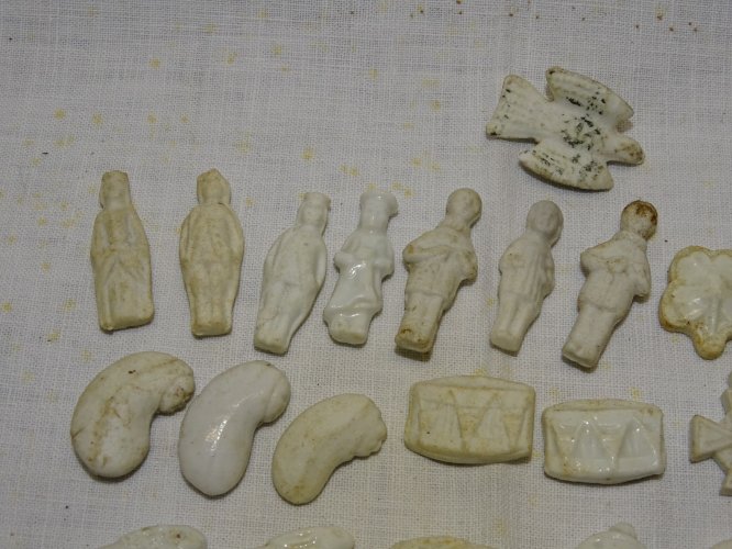 -LOT de 27 FEVES PORCELAINE BISCUIT EMAILLE 1ére EPOQUE COLLECTION VITRINE