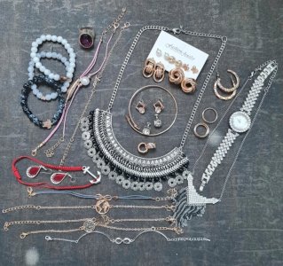 lot de 29 bijoux et une montre