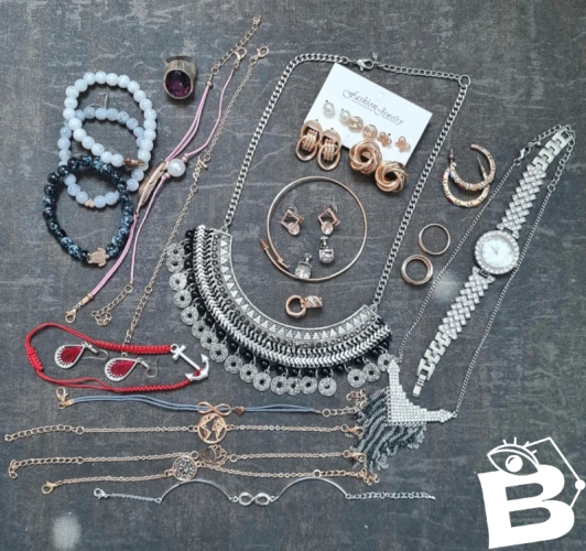 lot de 29 bijoux et une montre