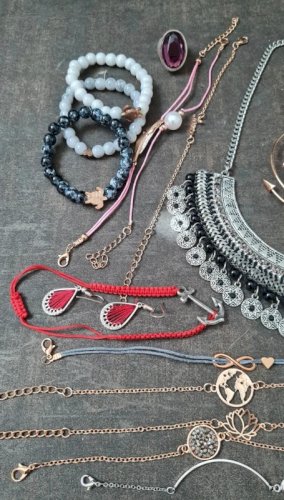 lot de 29 bijoux et une montre