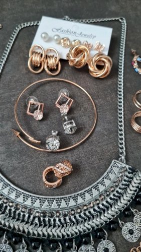 lot de 29 bijoux et une montre