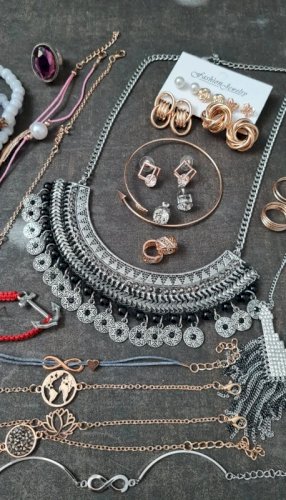 lot de 29 bijoux et une montre