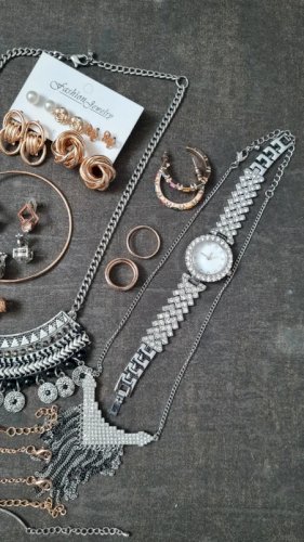 lot de 29 bijoux et une montre