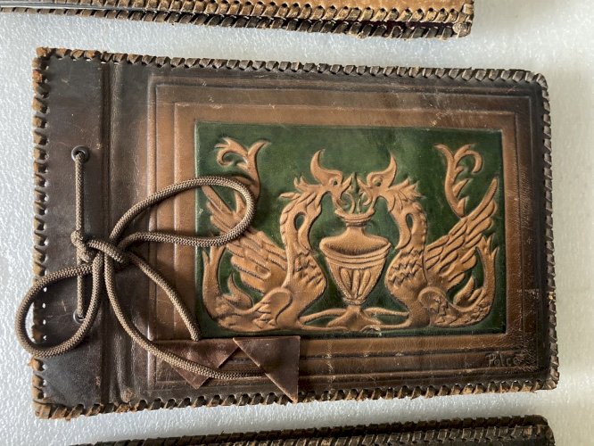 lot de 3  Albums Photos en cuir repoussé decor de dragon dans leur jus