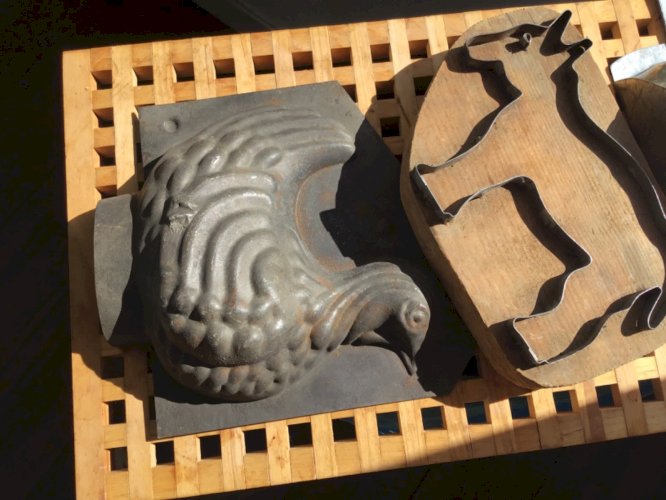 Lot de 3 ANCIEN MOULE en fer POUR CHOCOLAT forme poule et âne.