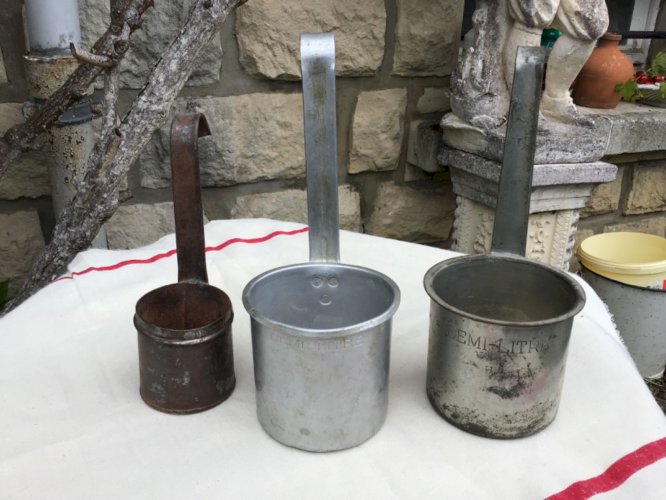 Lot de 3 Ancienne mesure à lait  2 demi-litre et 1 quart-de-litre aluSEB et fer