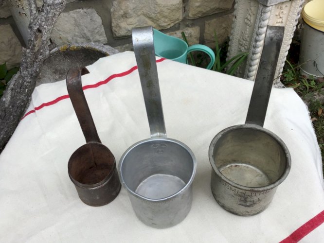 Lot de 3 Ancienne mesure à lait  2 demi-litre et 1 quart-de-litre aluSEB et fer