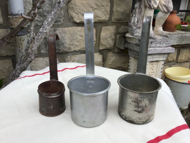 Lot de 3 Ancienne mesure à lait  2 demi-litre et 1 quart-de-litre aluSEB et fer