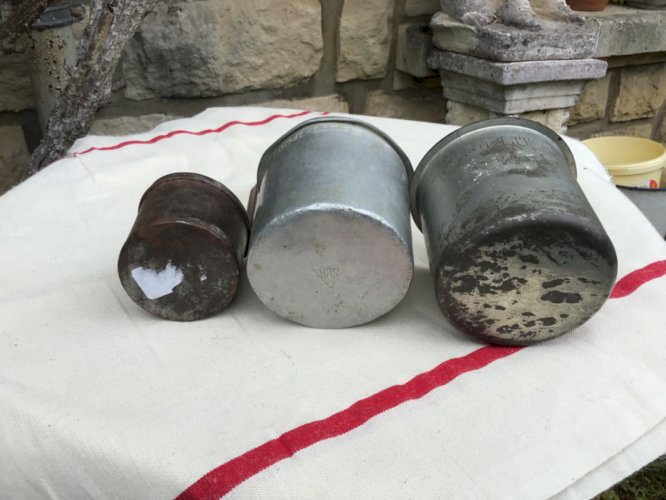 Lot de 3 Ancienne mesure à lait  2 demi-litre et 1 quart-de-litre aluSEB et fer