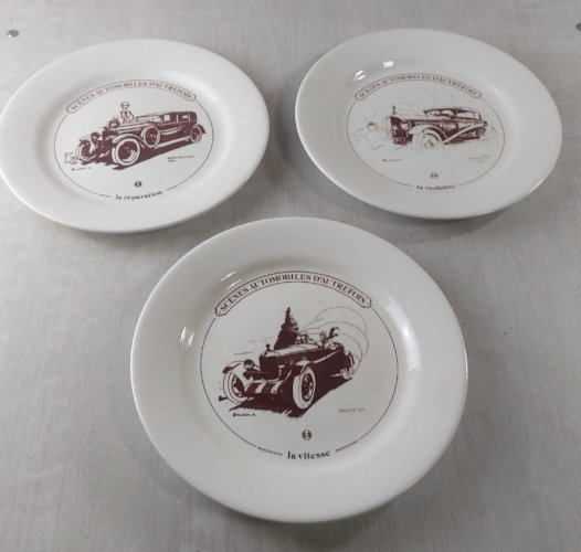 Lot de 3 anciennes assiettes, décor Scènes automobiles dautrefois, Gien ^