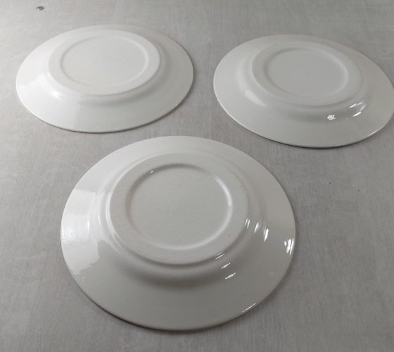 Lot de 3 anciennes assiettes, décor Scènes automobiles dautrefois, Gien ^