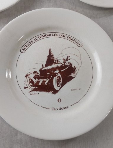 Lot de 3 anciennes assiettes, décor Scènes automobiles dautrefois, Gien ^