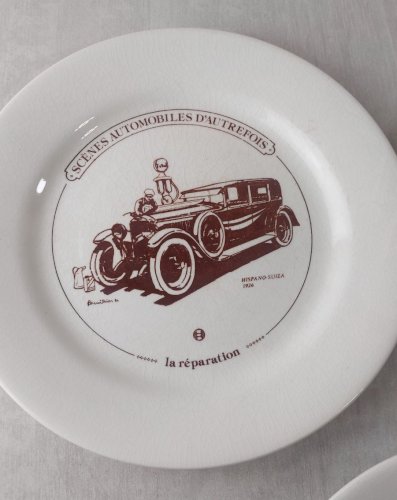 Lot de 3 anciennes assiettes, décor Scènes automobiles dautrefois, Gien ^