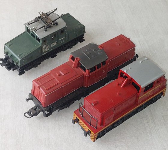 Lot de 3 anciennes locomotives Diesel + électrique, dont Lima, en HO