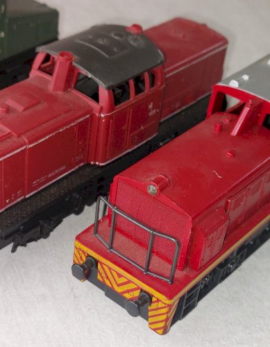 Lot de 3 anciennes locomotives Diesel + électrique, dont Lima, en HO