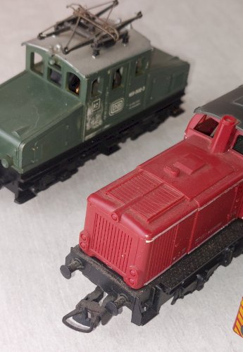 Lot de 3 anciennes locomotives Diesel + électrique, dont Lima, en HO