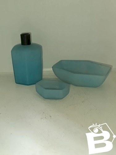 lot de 3 anciennes pieces de garniture de toilettes en bon etat
