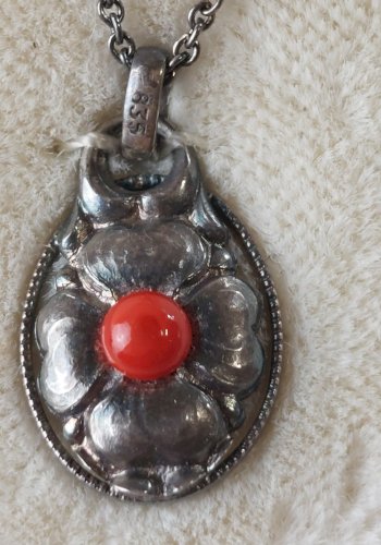 Lot de 3 anciens colliers + pendentifs corail, en argent massif