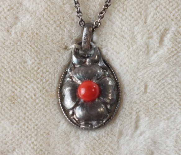 Lot de 3 anciens colliers + pendentifs corail, en argent massif