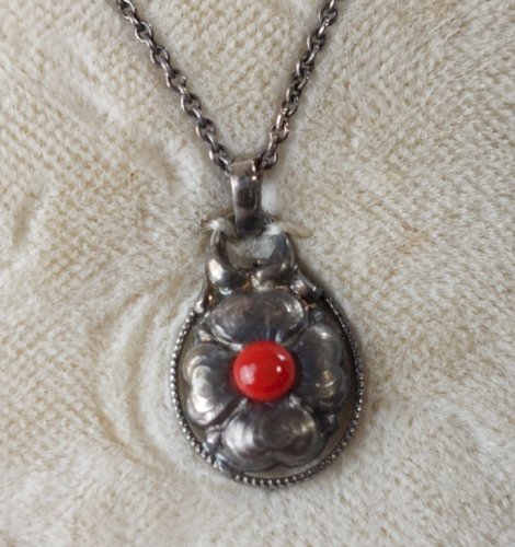 Lot de 3 anciens colliers + pendentifs corail, en argent massif