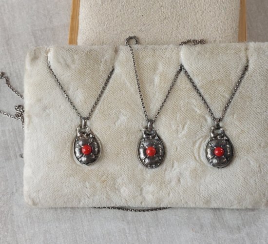 Lot de 3 anciens colliers + pendentifs corail, en argent massif