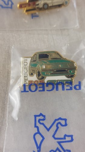 Lot de 3 anciens pins pins, Peugeot 205 GTI Griffe, Color Line, GTI, vintage ^