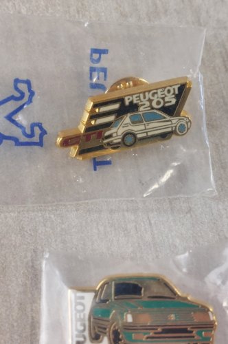 Lot de 3 anciens pins pins, Peugeot 205 GTI Griffe, Color Line, GTI, vintage ^