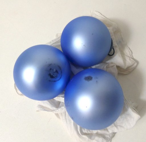 Lot de 3 boules de Noël anciennes en verre soufflé bleu mat