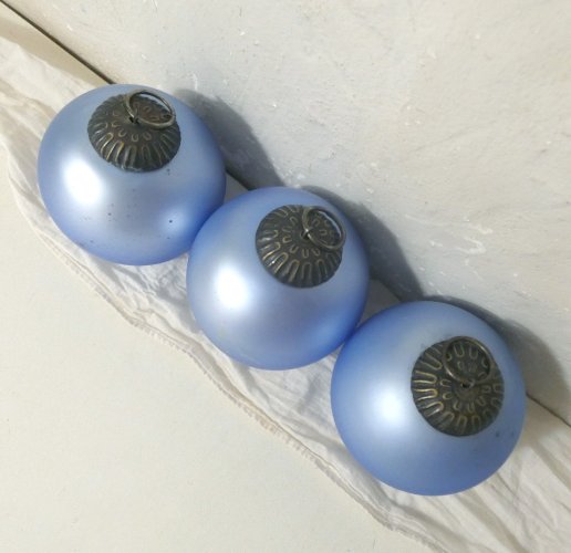 Lot de 3 boules de Noël anciennes en verre soufflé bleu mat