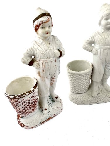 Lot de 3 figurines anciennes en biscuit – garçon et fille avec panier – début XX