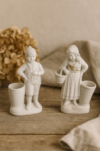 Lot de 3 figurines anciennes en biscuit – garçon et fille avec panier – début XX