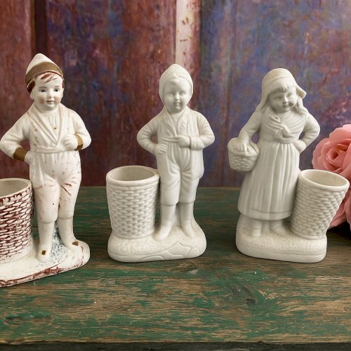 Lot de 3 figurines anciennes en biscuit – garçon et fille avec panier – début XX