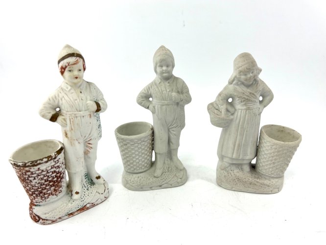 Lot de 3 figurines anciennes en biscuit – garçon et fille avec panier – début XX