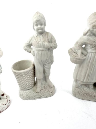 Lot de 3 figurines anciennes en biscuit – garçon et fille avec panier – début XX