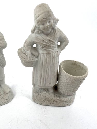Lot de 3 figurines anciennes en biscuit – garçon et fille avec panier – début XX