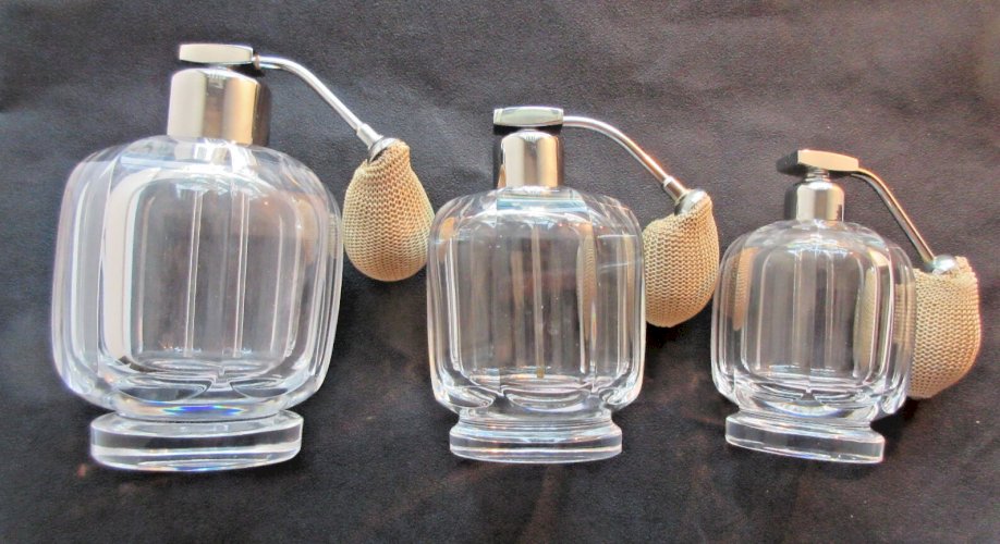 Lot de 3 flacons atomiseurs à parfum, cristal Baccarat: modéle Malmaison, signés