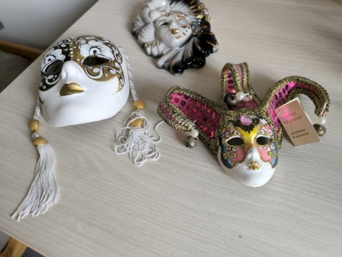 Lot de 3 masques à accrocher dont 1 avec certificat de Venise
