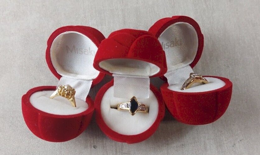 Lot de 3 petites bagues, en métal doré