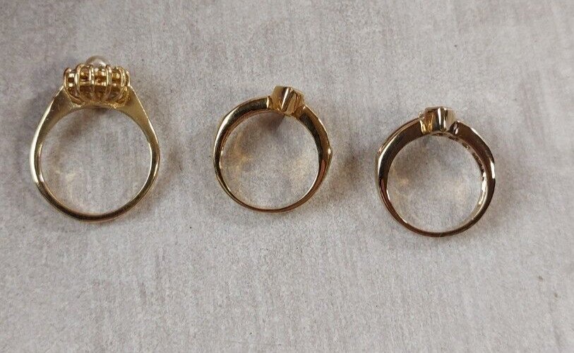 Lot de 3 petites bagues, en métal doré