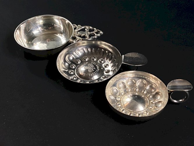 Lot de 3 tastevins en métal argenté et inox