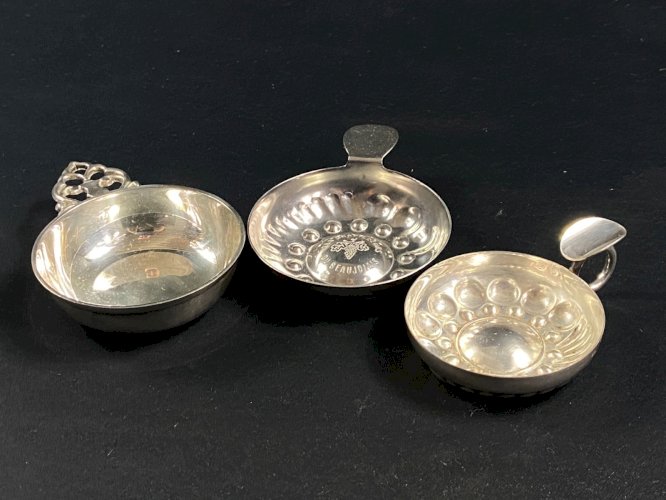 Lot de 3 tastevins en métal argenté et inox