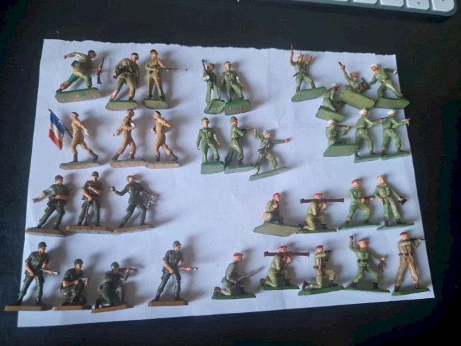 lot de  32 Micro  soldats   starlux