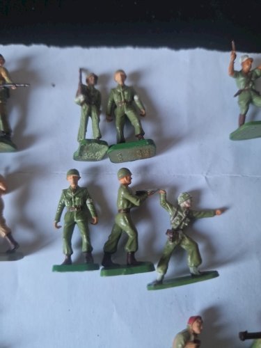 lot de  32 Micro  soldats   starlux
