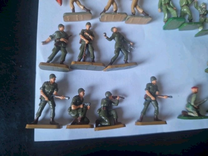 lot de  32 Micro  soldats   starlux