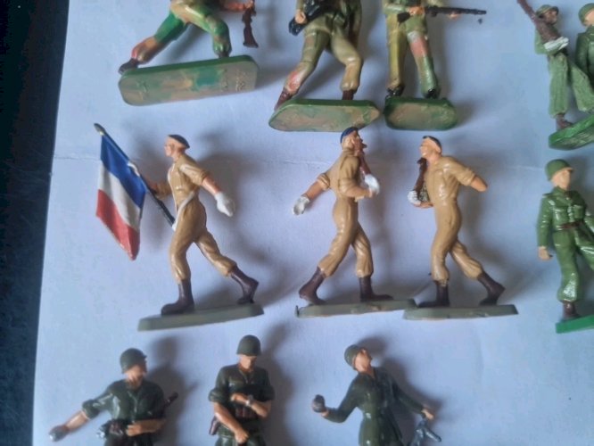 lot de  32 Micro  soldats   starlux